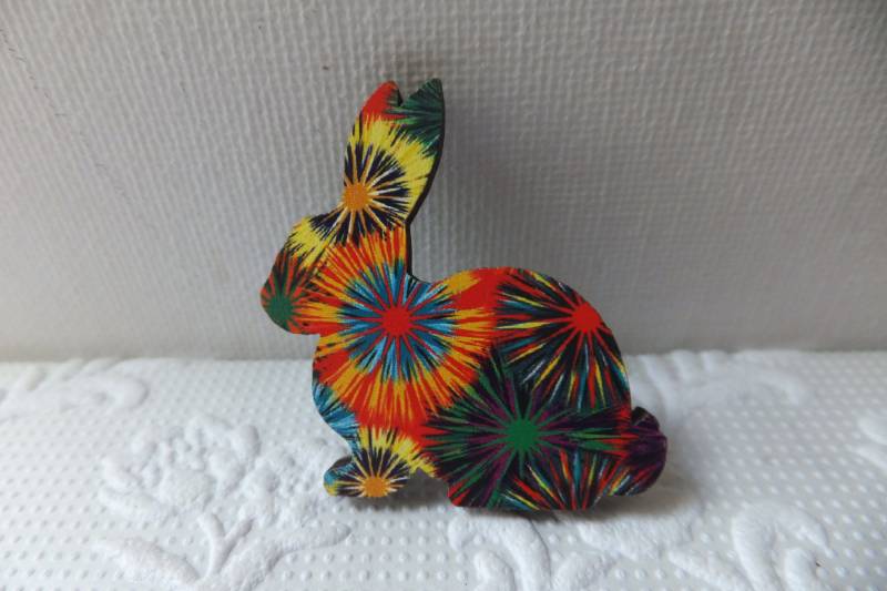 Bunte Feuerwerk Druck Kleine Hase Aus Holz Brosche von Kapalau