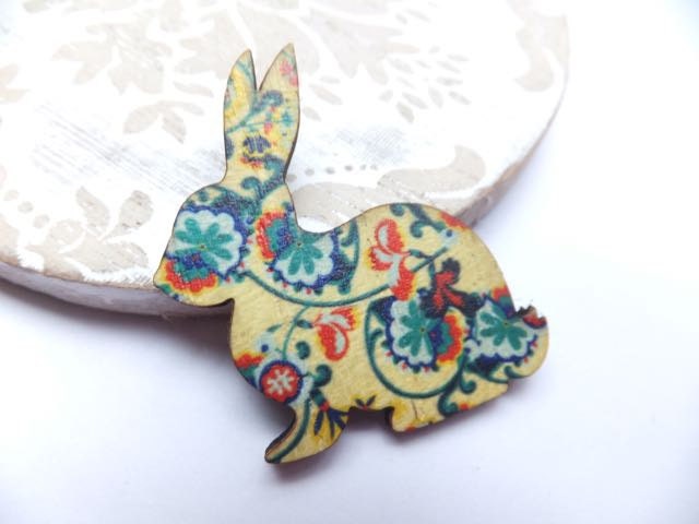 Gelbe Vintage Geblümte Kleine Hasenbrosche Aus Holz von Kapalau