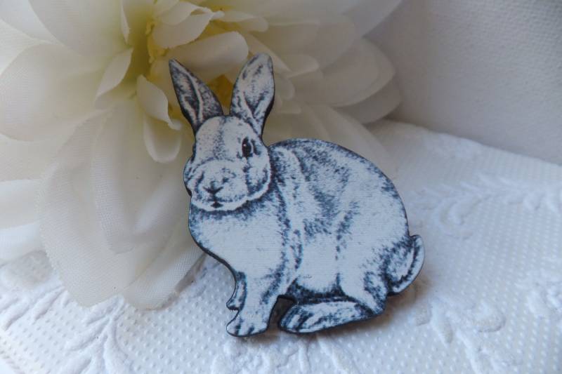 Monochrome Kaninchen Brosche Aus Holz von Kapalau