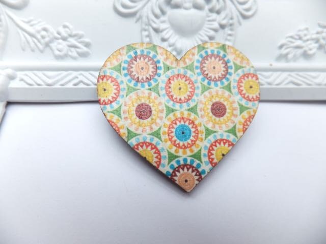 Orange/Gelb, Blau, Aqua, Burgund Vintage Print Herz Brosche von Kapalau