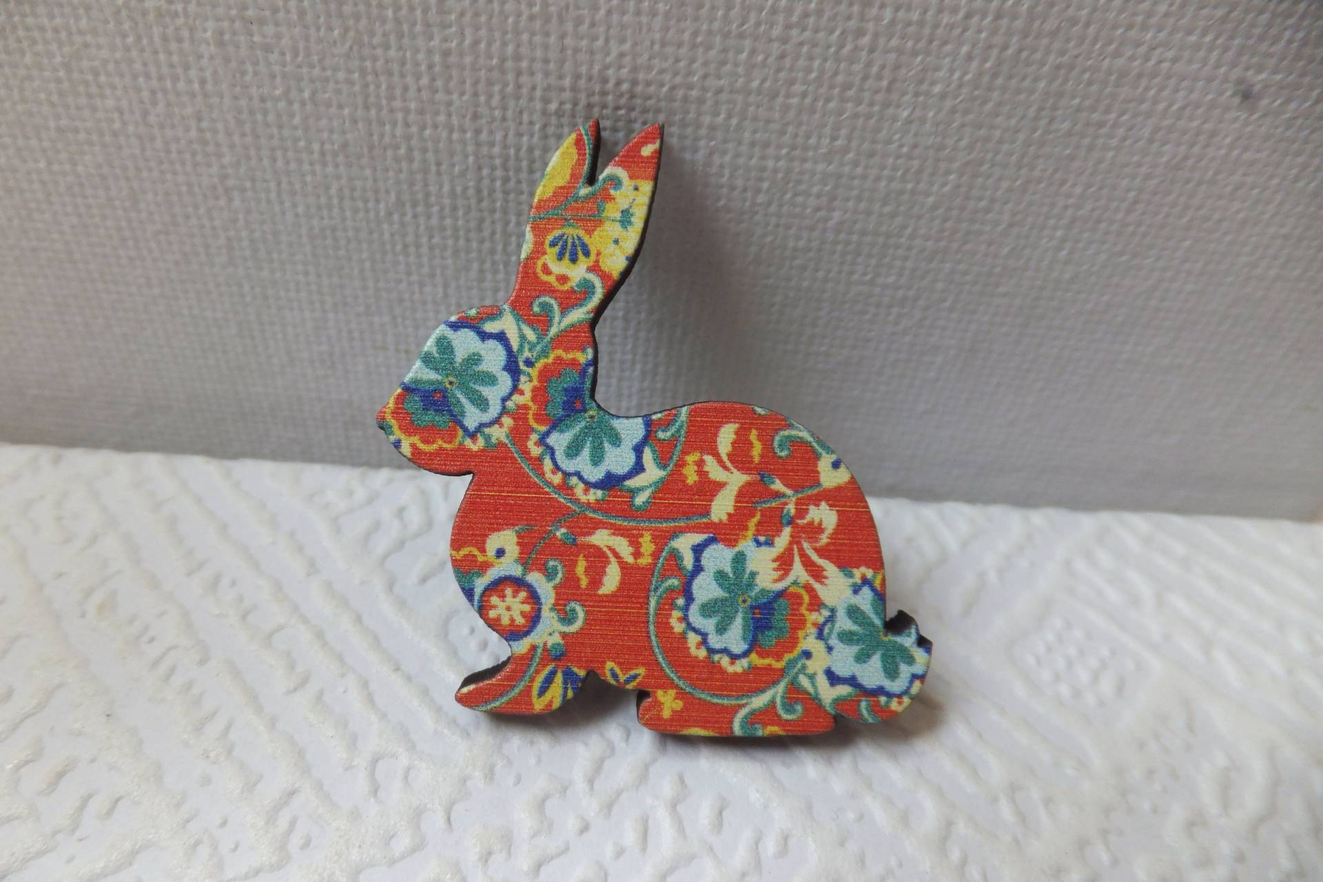 Orange Rote Vintage Geblümte Kaninchen Brosche Aus Holz von Kapalau