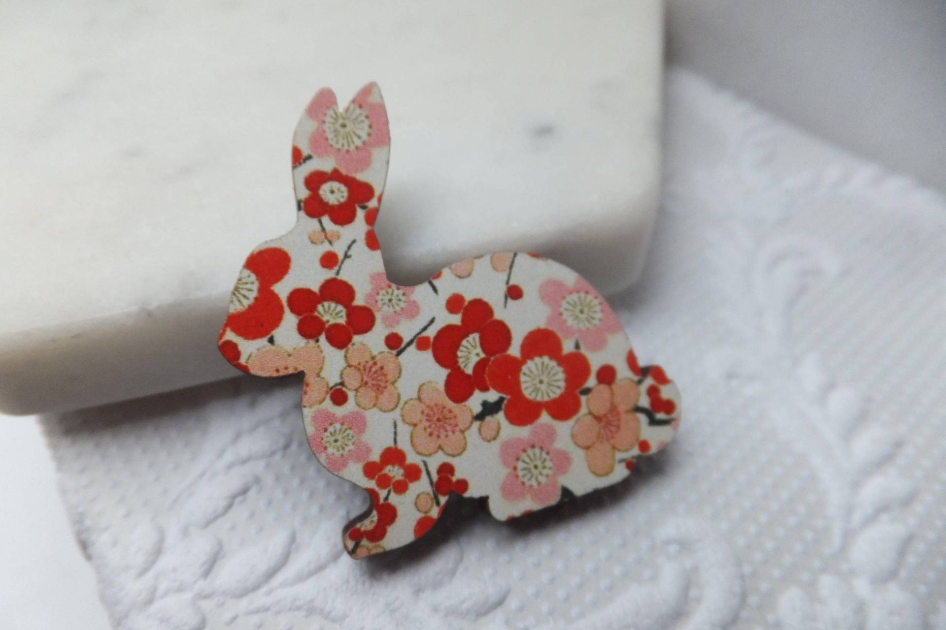 Rosa, Rot, Pfirsich Und Weiß Blumendruck Kleine Hase Aus Holz Brosche von Kapalau
