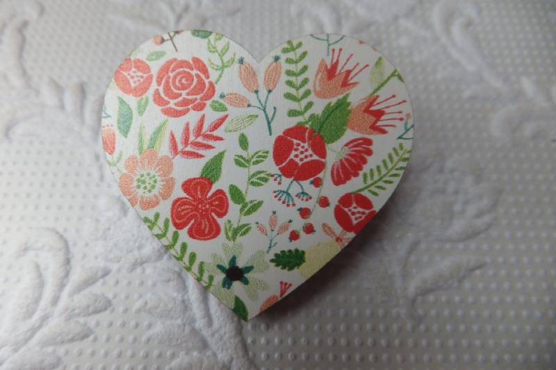 Rosa Grün Lachsrot Blumen Vintage Print Herz Brosche von Kapalau
