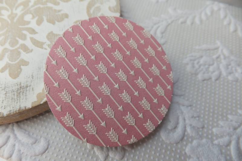 Rosa Und Weißer Pfeil Print Holzbrosche von Kapalau