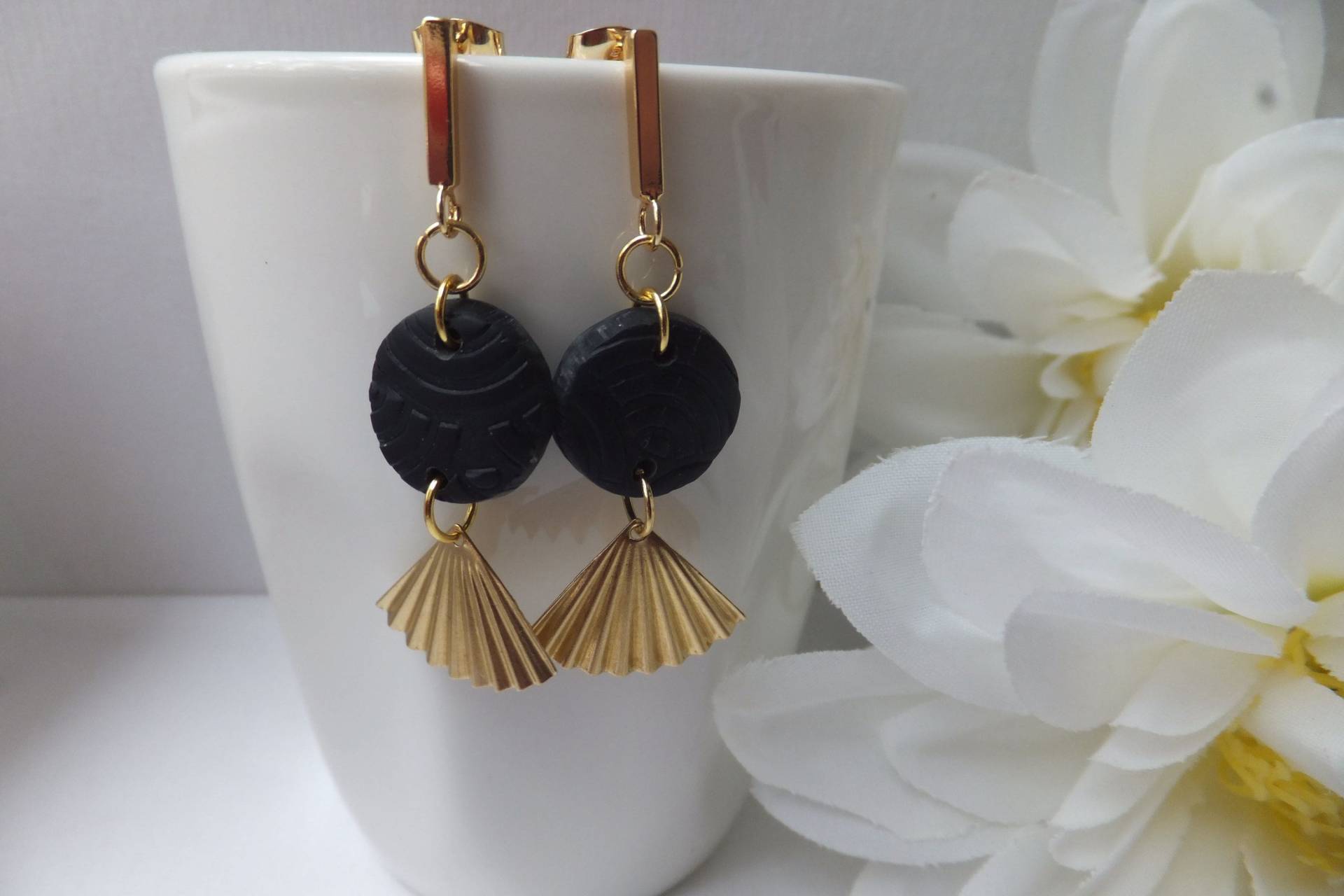 Sale Schwarze Polymer Clay Gold Fächer Ohrringe Mit Nickelfreiem Ohrstecker Sale Schwarze Polymer Clay Gold Fächer Ohrringe Mit Nickelfreiem Ohrstecker von Kapalau