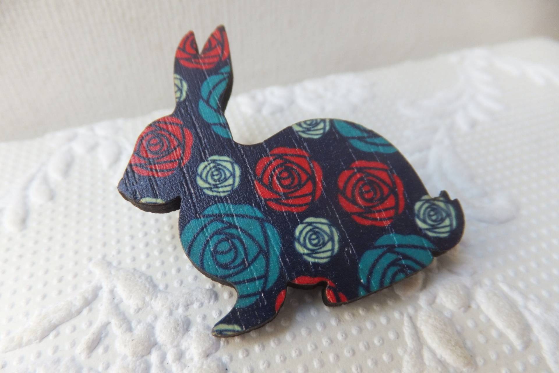 Schwarz Rot Und Türkis Blumen Print Kleine Hase Aus Holz Brosche von Kapalau