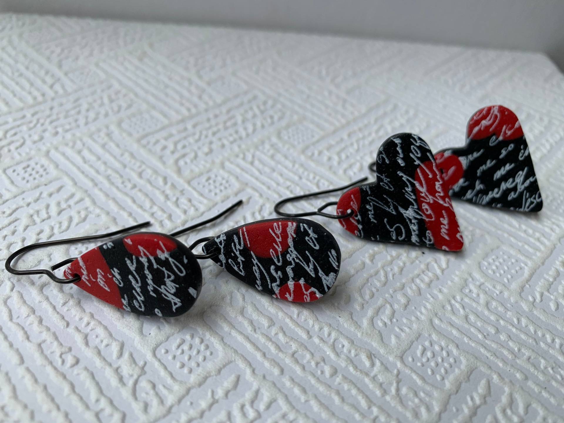 Schwarz Und Rot Polymer Clay Teardrop Oder Herz Siebdruck Ohrringe An Edelstahl Haken Schwarz Und Rot Polymer Clay Teardrop Oder Herz Siebdruck Ohrringe An Edelstahl Haken von Kapalau