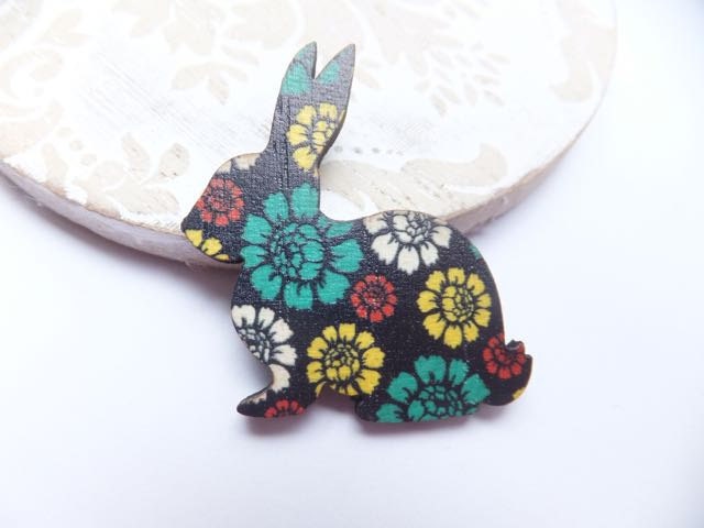Schwarze Blume Kleine Hölzerne Kaninchen Brosche von Kapalau