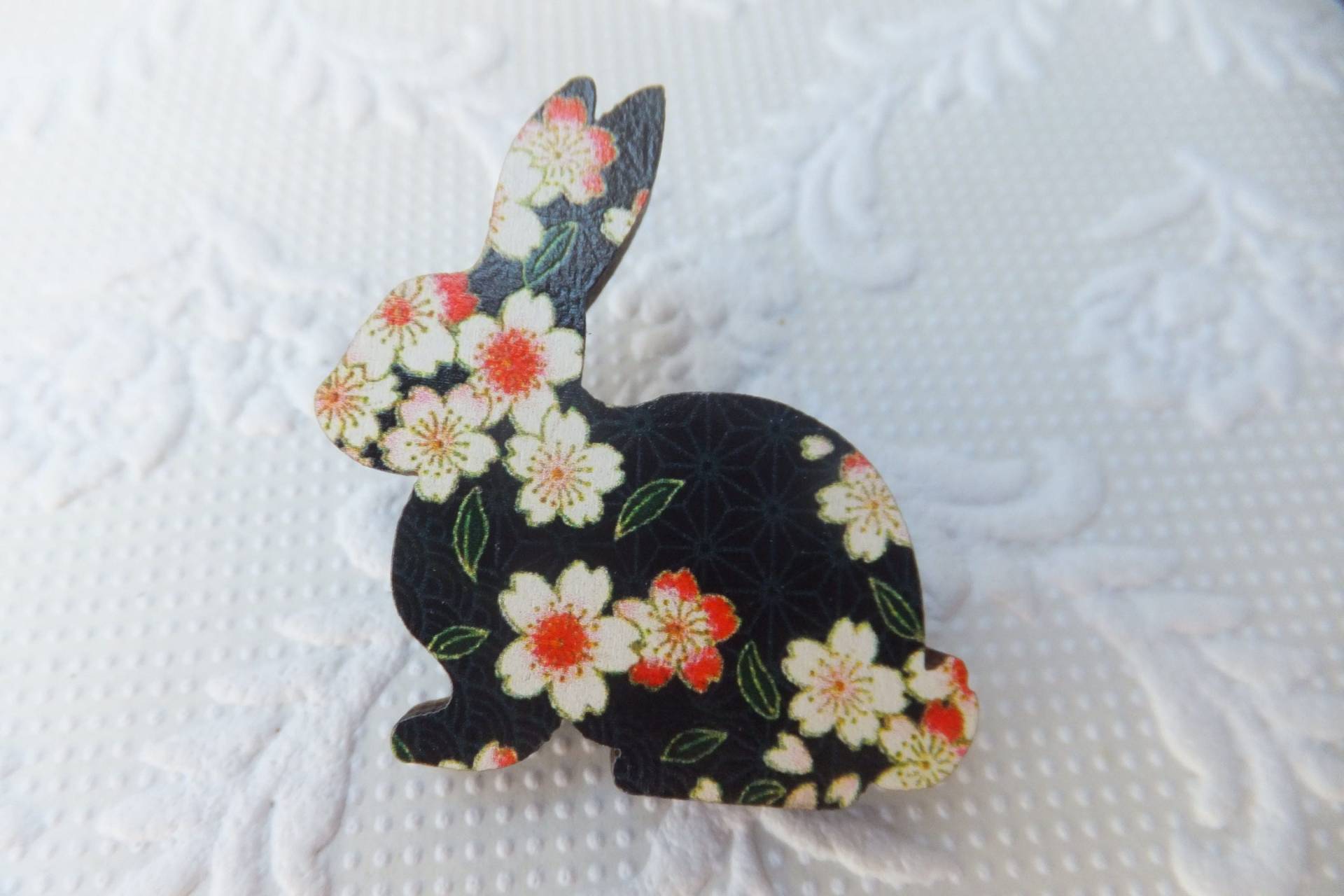 Schwarze Blumen Print Kleine Hase Aus Holz Brosche von Kapalau