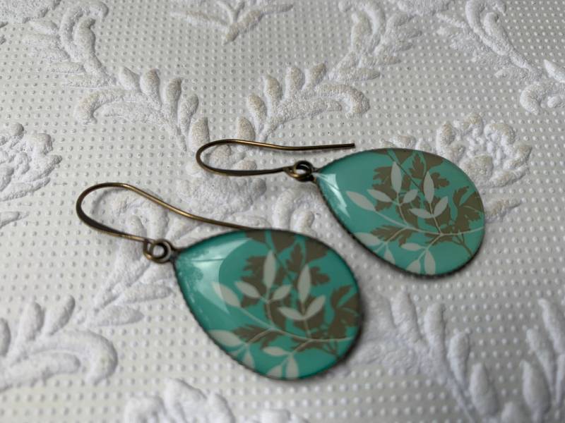 Türkisfarbene Harz-Ohrringe, Antike Bronze-Blumenblatt-Druck von Kapalau