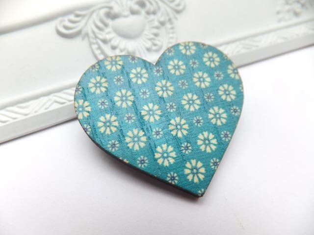 Türkisfarbene Blumen Brosche Herz Aus Holz von Kapalau