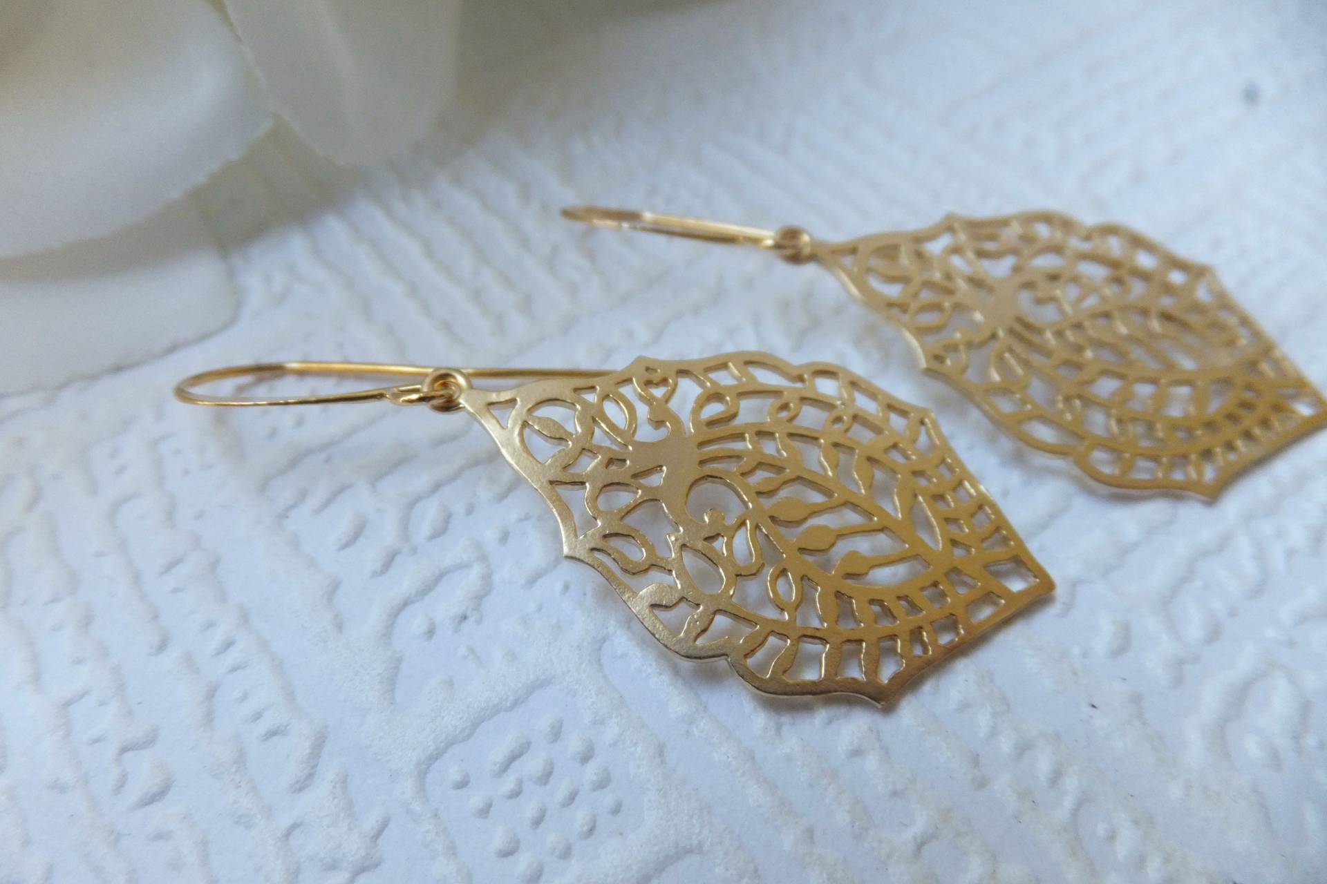 Vergoldete Filigrane Blattohrringe, Ohrhaken von Kapalau