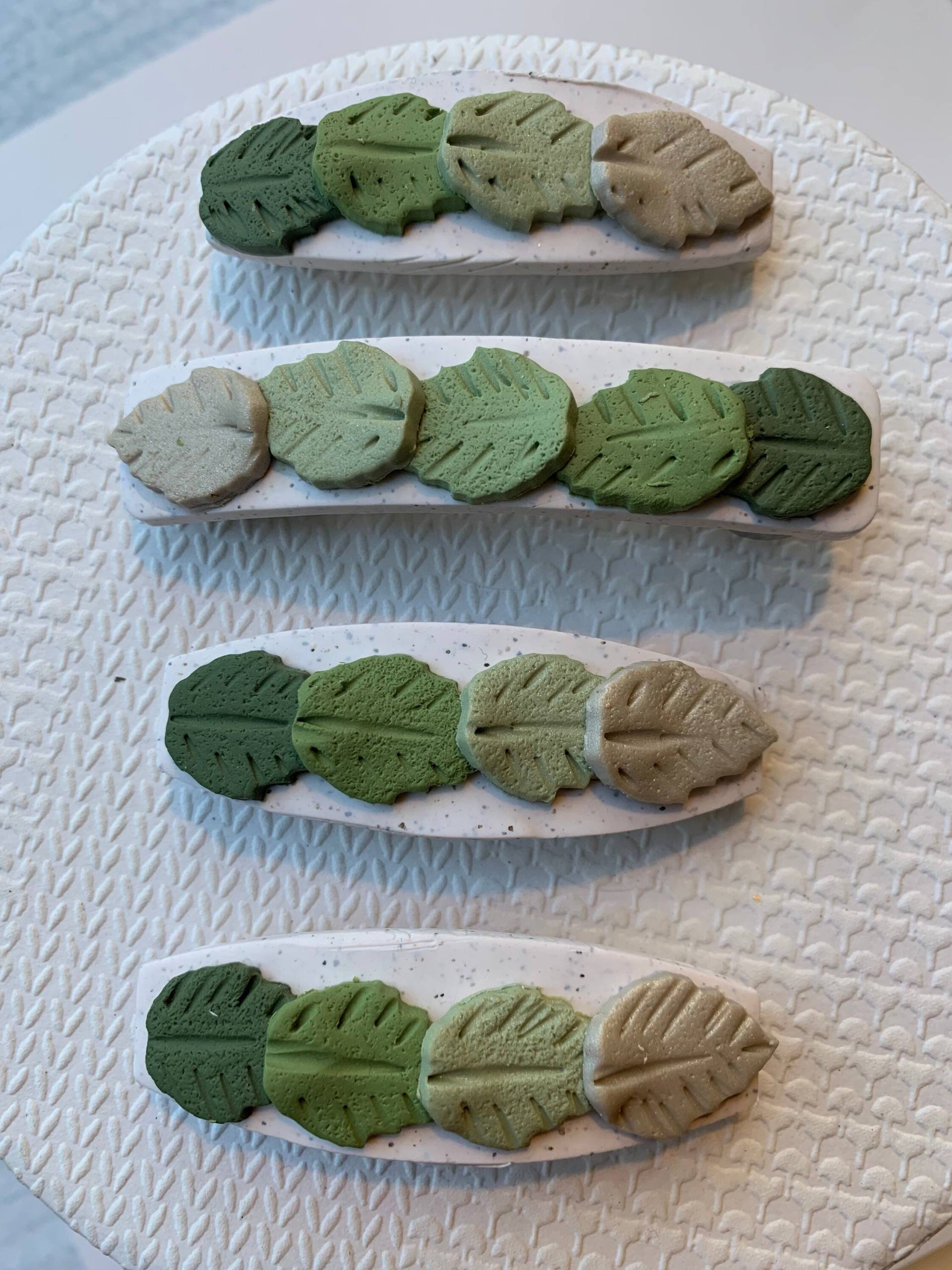 Weiß, Grün Und Perle Polymer Clay Haarspange - Mittelgroße Oder Große Medium Weiß, Grün Und Perle Polymer Clay Haarspange - Mittelgroße Oder Große Medium von Kapalau