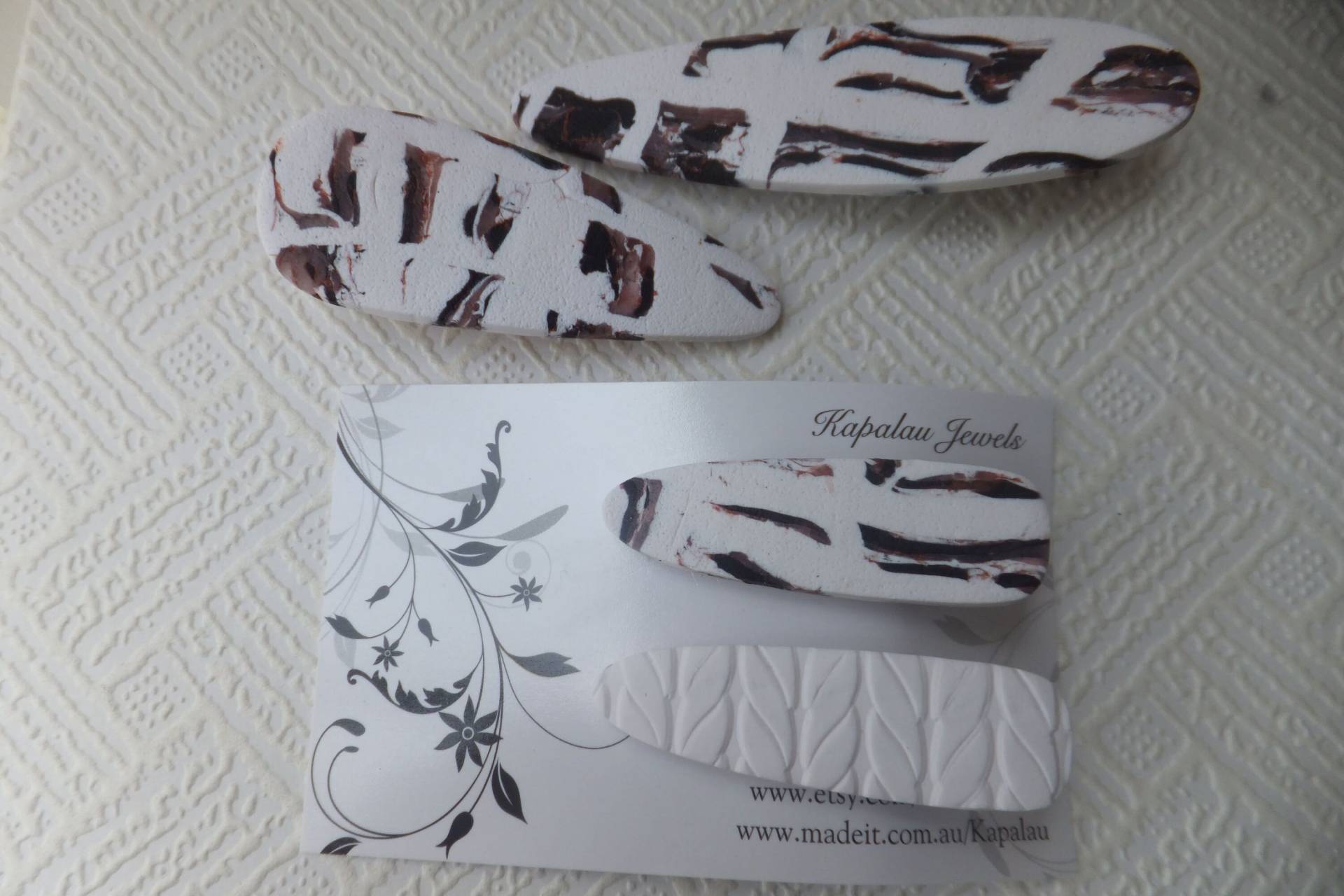 Weiß Stricken Und Weiß Schwarz Braun Terrakotta Polymer Clay Haarspangen - Mittelgroße Oder Große Krokodilklemme Duo Von Klein Weiß Stricken Und Weiß Schwarz Braun Terrakotta Polymer Clay Haarspangen - Mittelgroße Oder Große Krokodilklemme Duo Von Klein von Kapalau