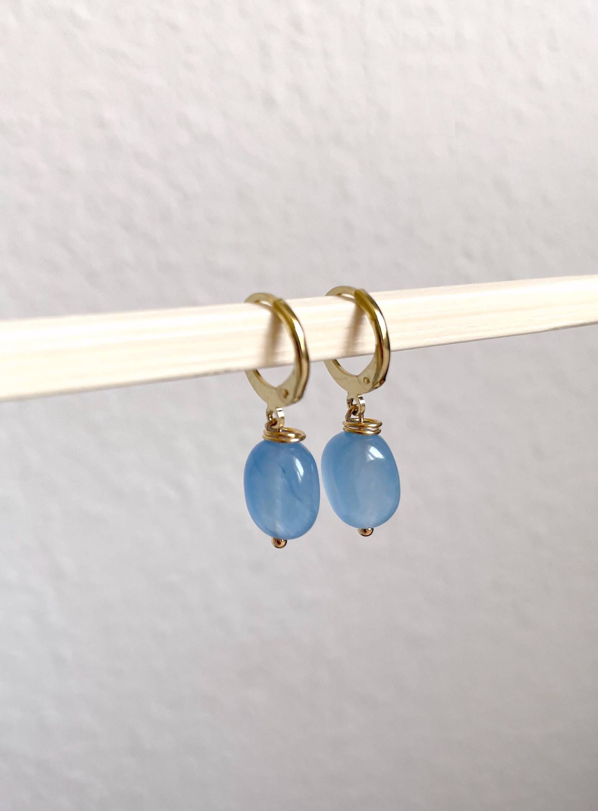 Blaue Ohrringe 18K Vergoldete Huggie Creolen Blaue Ohrringe 18K Vergoldete Huggie Creolen von KapellaStudios