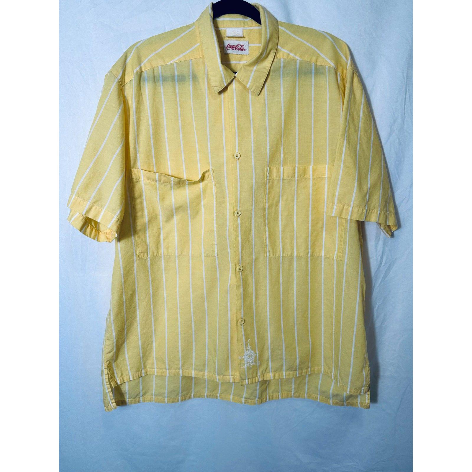 Coca Cola Vintage Herren Gelbe Button-Down-Hemd Weißes Nadelstreifen-Hemd, Größe L Coca Cola Vintage Herren Gelbe Button-Down-Hemd Weißes Nadelstreifen-Hemd, Größe L von HelenesFabulousFinds