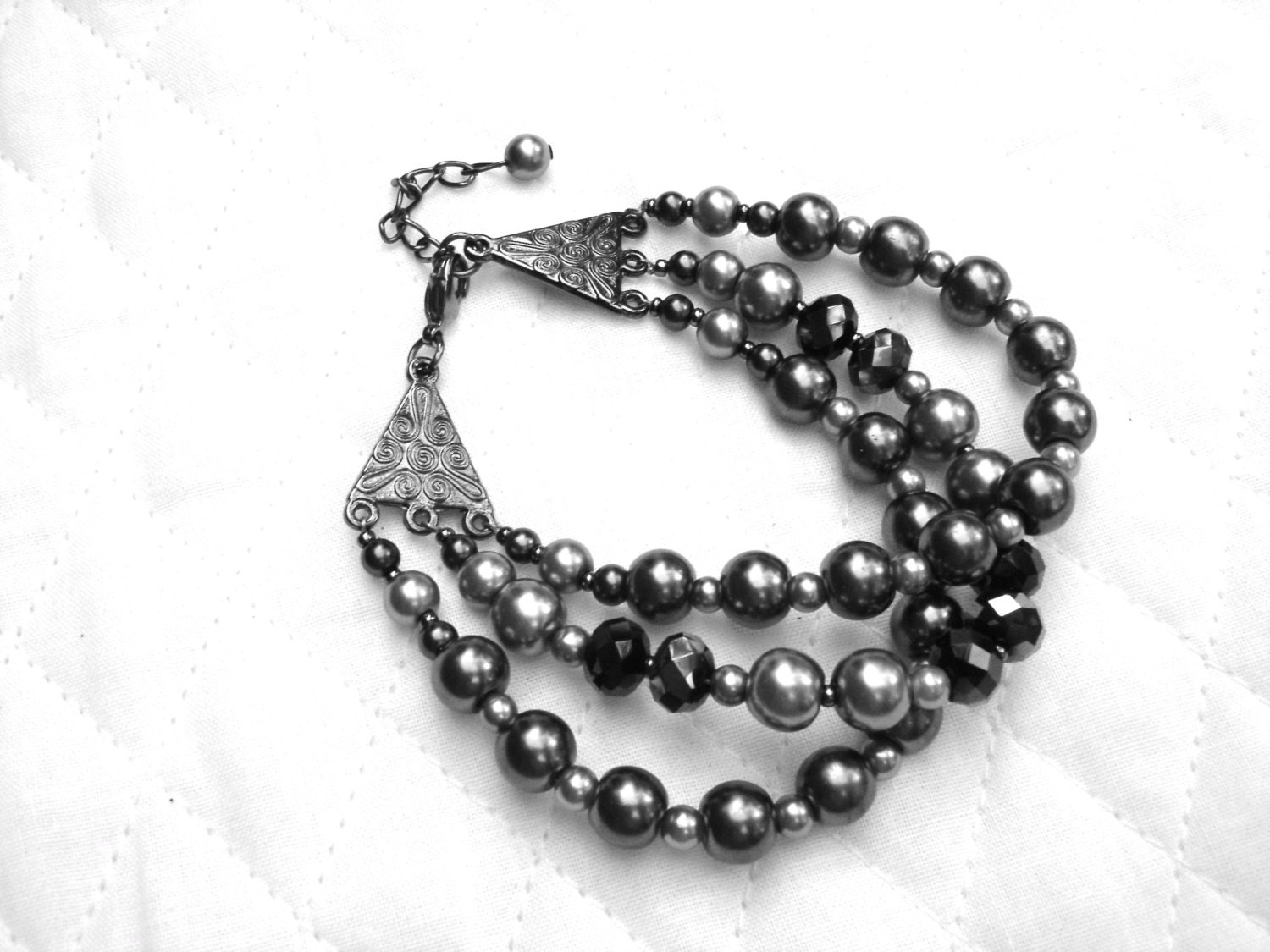 3 Stränge Perlen Und Kristallen Armband 3 Stränge Perlen Und Kristallen Armband von KaraMazaniDesign