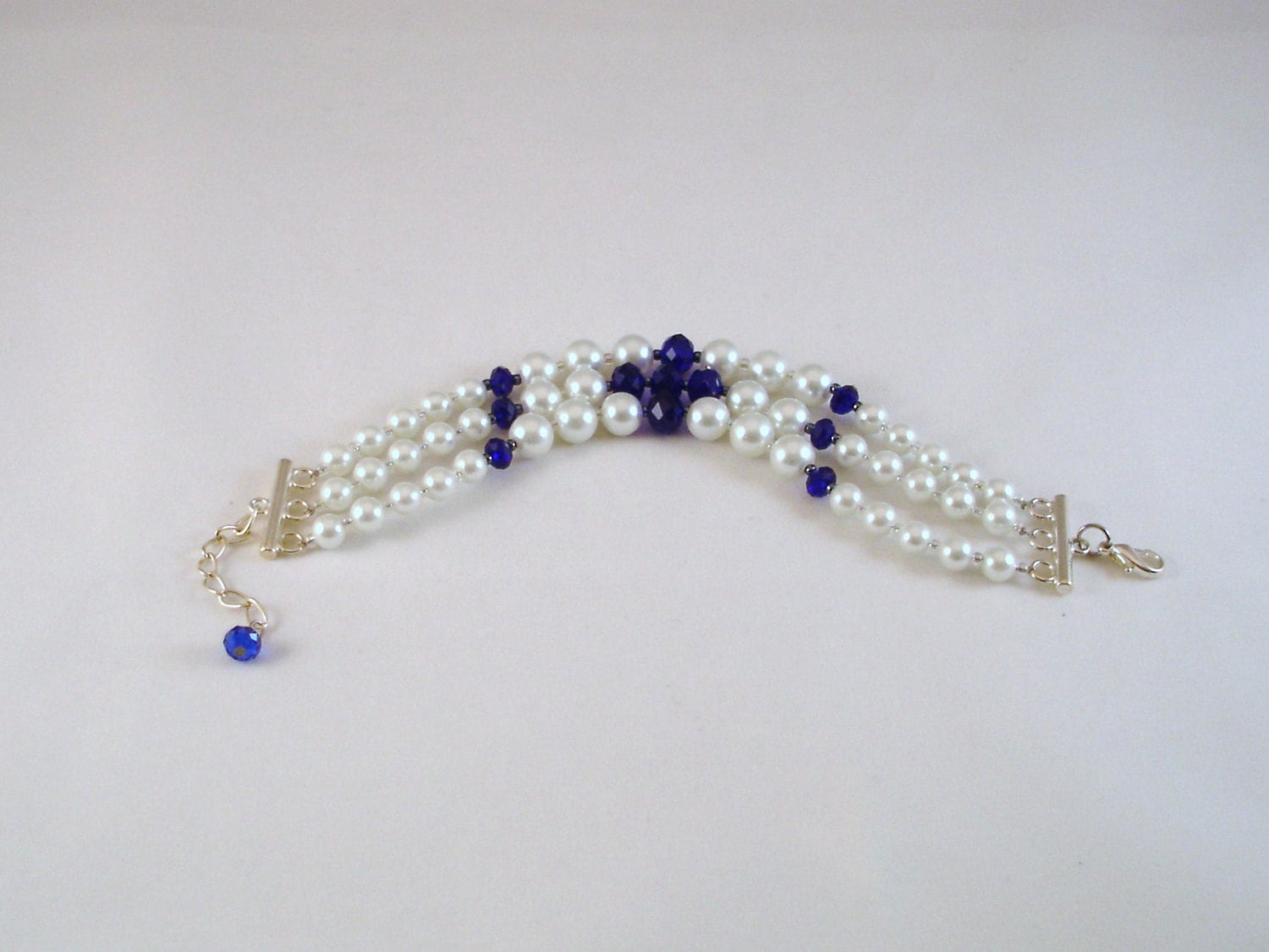 3 Stränge Perlen Und Kristallen Armband 3 Stränge Perlen Und Kristallen Armband von KaraMazaniDesign
