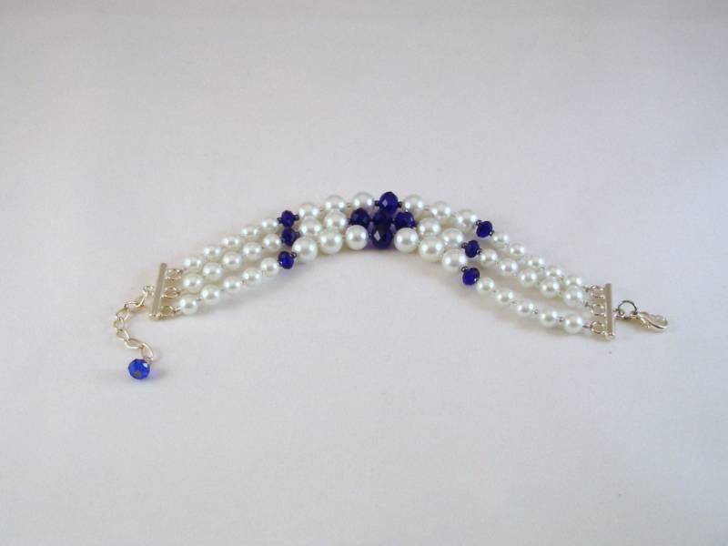 3 Stränge Perlen Und Kristallen Armband 3 Stränge Perlen Und Kristallen Armband von KaraMazaniDesign