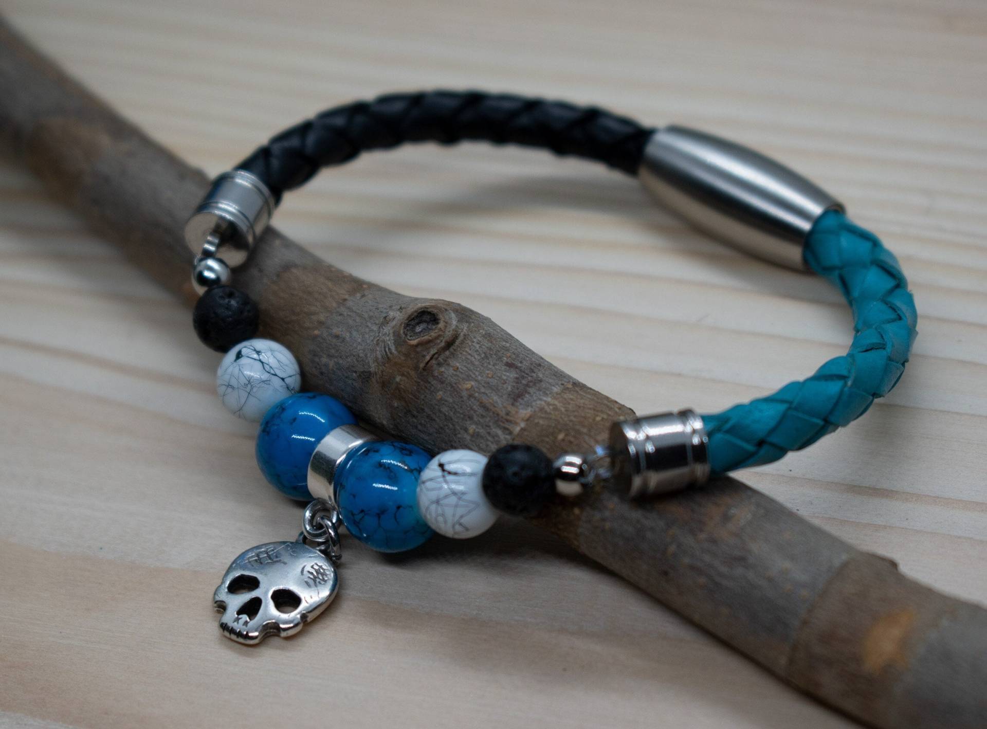 Chloe Price - Lederarmband Mit Glas- Und Lavaperlen Anhänger | Ab 23, 49 Chloe Price - Lederarmband Mit Glas- Und Lavaperlen Anhänger | Ab 23, 49 von Karanigma