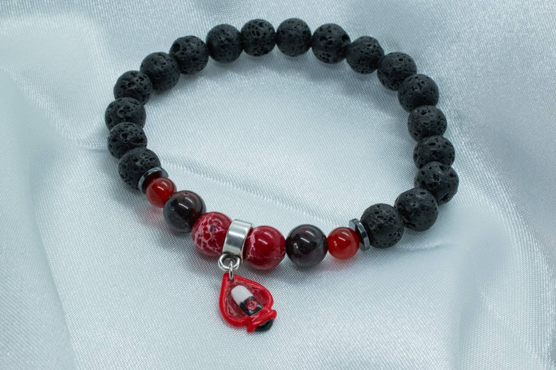 Lavaperlenarmband - Hazbin Hotel Alastor Mit Edelsteinen Und Mikrofonanhänger Aus Polymerclay von Karanigma