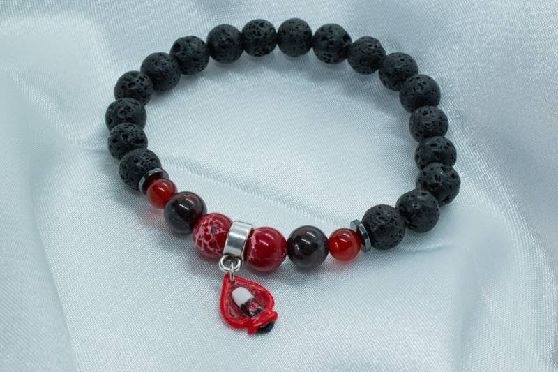 Lavaperlenarmband - Hazbin Hotel Alastor Mit Edelsteinen Und Mikrofonanhänger Aus Polymerclay von Karanigma