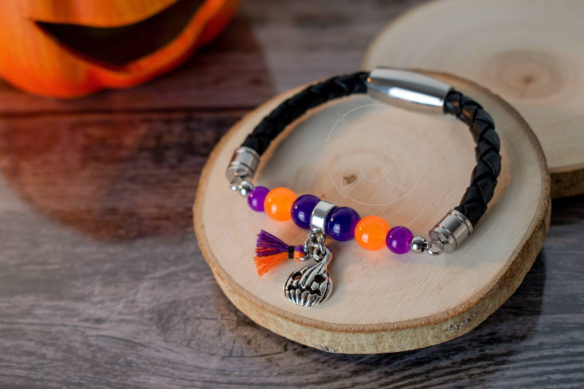 Little Pumpkin - Halloween | Echtlederarmband Mit Glasperlen Little Pumpkin - Halloween | Echtlederarmband Mit Glasperlen von Karanigma