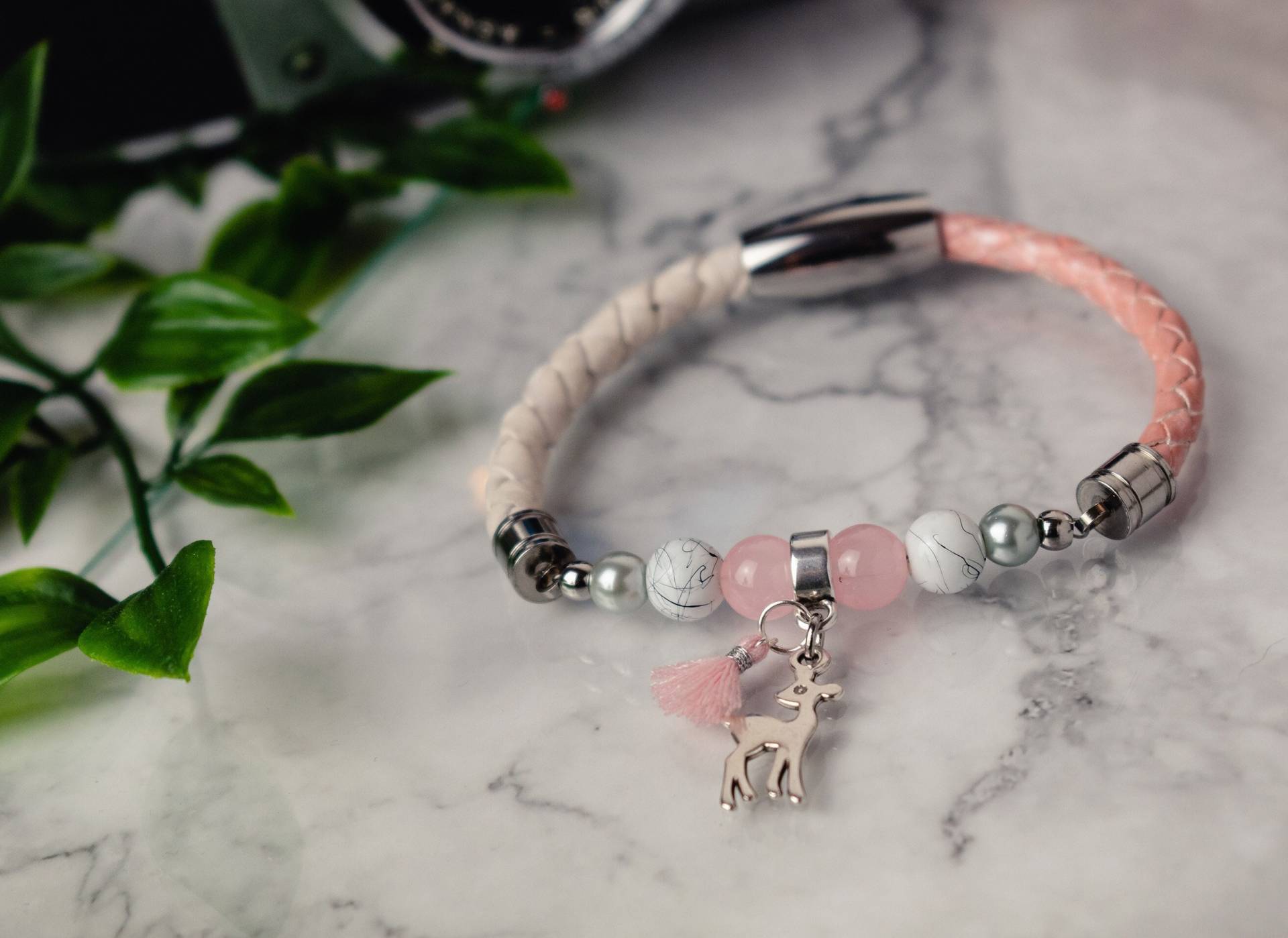 Max Caulfield - Lederarmband Mit Glasperlen Und Anhänger Rosa/Weiß | Ab 23, 49 Max Caulfield - Lederarmband Mit Glasperlen Und Anhänger Rosa/Weiß | Ab 23, 49 von Karanigma