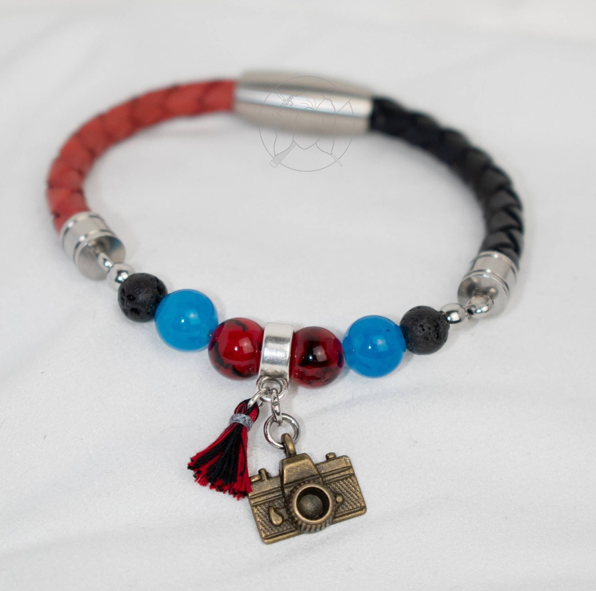 Max Caulfield - Lederarmband Mit Glasperlen Und Anhänger Rot/Schwarz | Ab 23, 49 Max Caulfield - Lederarmband Mit Glasperlen Und Anhänger Rot/Schwarz | Ab 23, 49 von Karanigma