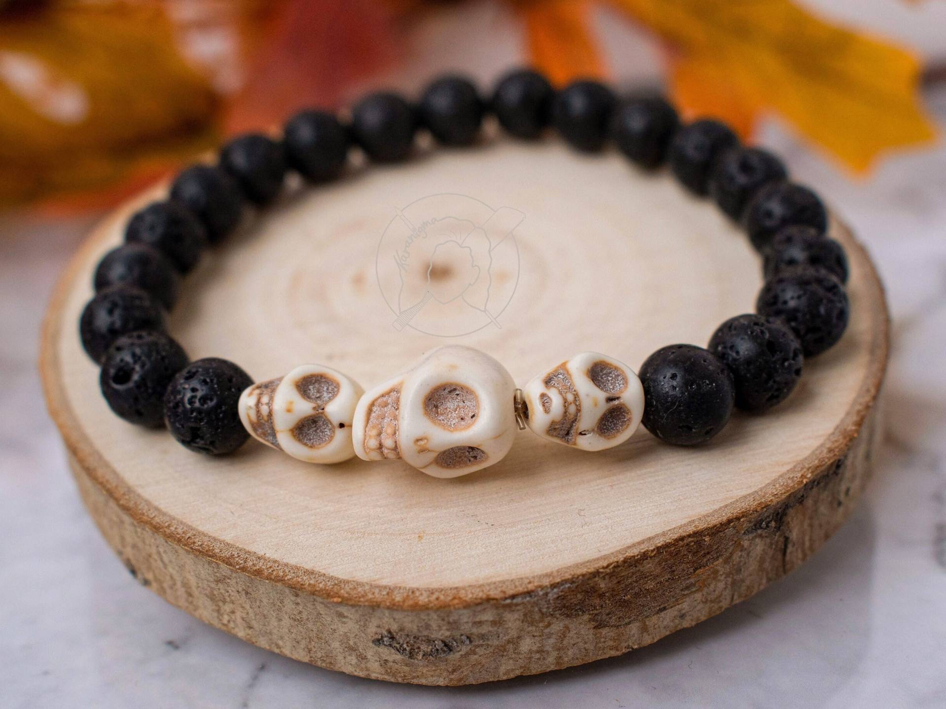 Three Skulls | Lava - Und Howlithperlenarmband Three Skulls | Lava - Und Howlithperlenarmband von Karanigma