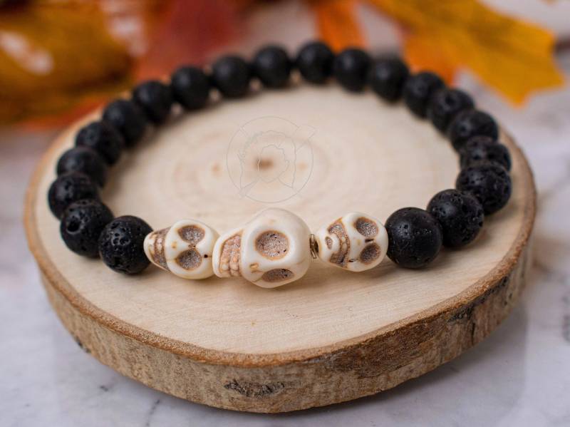 Three Skulls | Lava - Und Howlithperlenarmband Three Skulls | Lava - Und Howlithperlenarmband von Karanigma