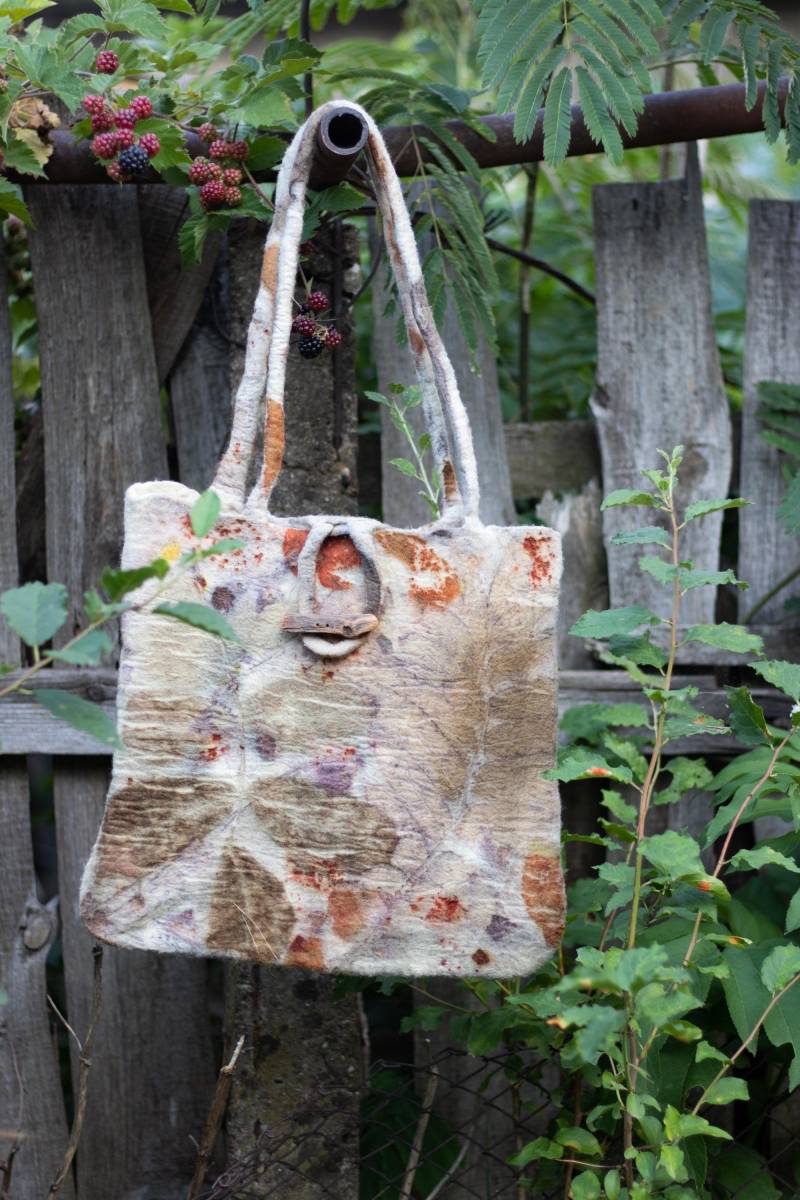 Handgemachte Einkaufstasche Aus Wolle Mit Blumenmuster Umweltfreundliches Pflanzengefärbtes Design von Karashka