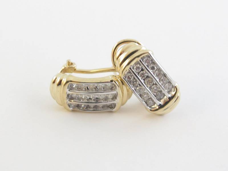 14K Gelb-Weißgold Diamant Huggie Creolen Ohrringe 0.75 Karat von Karatcaratjewelry