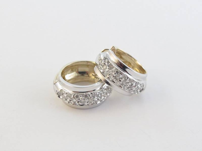 14K Gelb-Weißgold Huggie Creolen Diamant Ohrringe 0.75 Karat 8 Mm Breit von Karatcaratjewelry