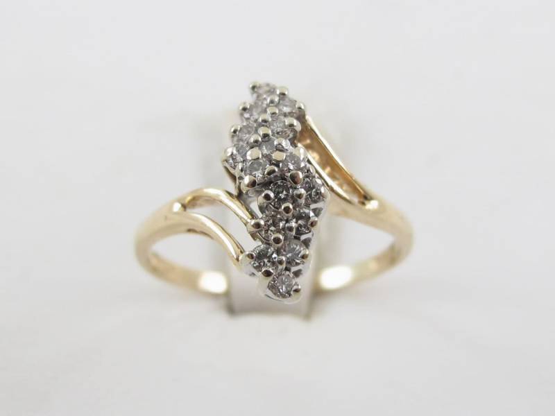 14K Gelbgold Damen Diamant Band Ring - Eleganter Bypass Style von Karatcaratjewelry