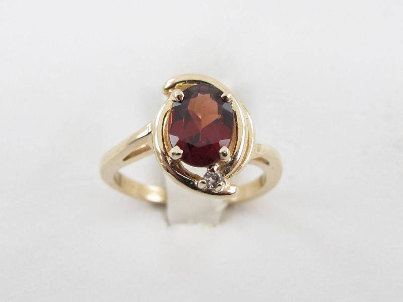 14K Gelbgold Diamant Und Granat Ring von Karatcaratjewelry