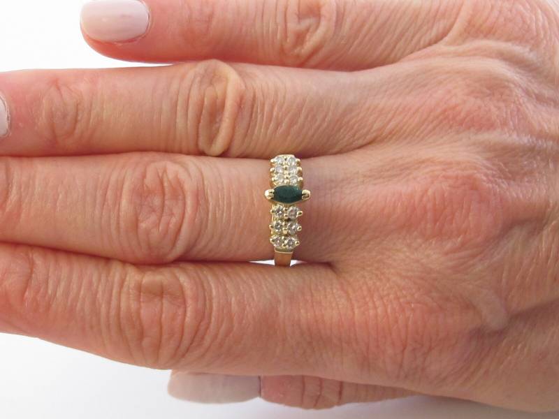 14K Gelbgold Diamant Und Smaragd Pyramide Ring von Karatcaratjewelry