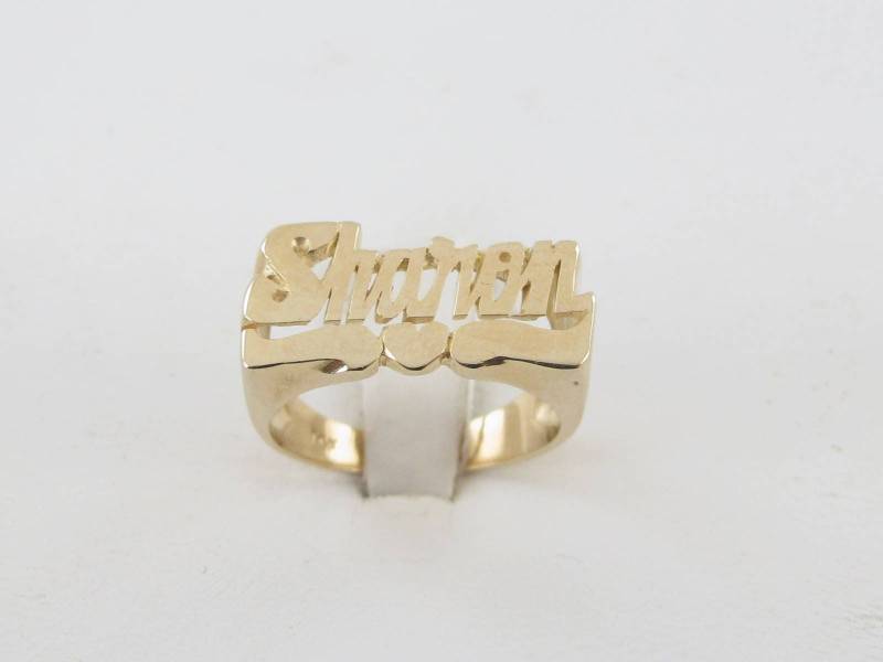 14K Gelbgold Sharon Namensring - Größe 7 von Karatcaratjewelry