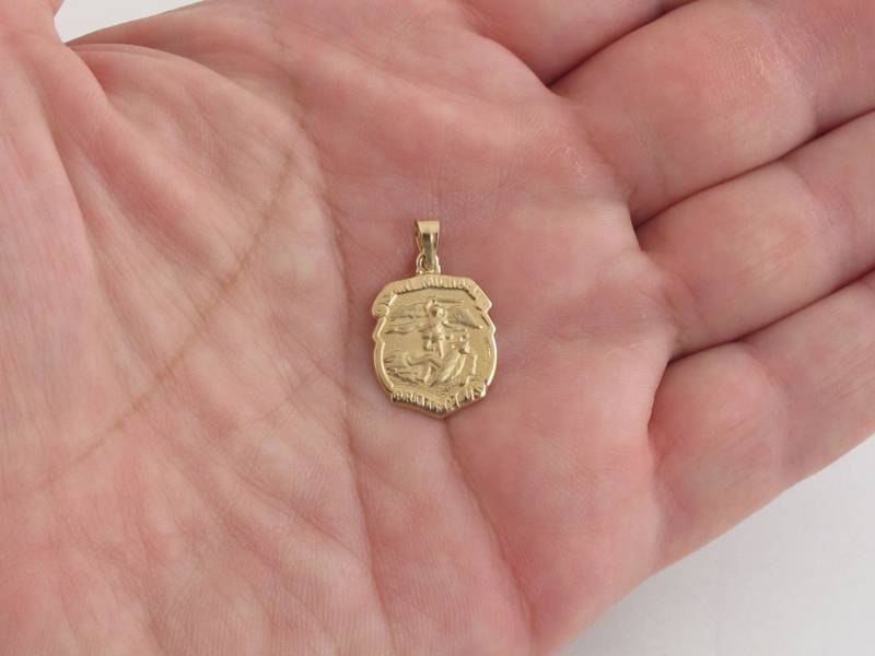 14K Solid Gelb Gold St. Michael Charm Anhänger - Feuerwehrmann Schutz von Karatcaratjewelry