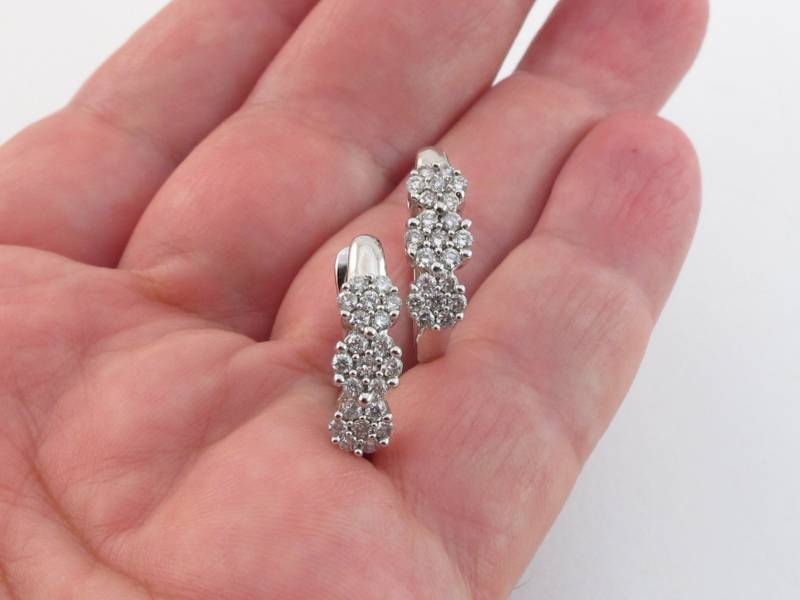 14Kt Weißgold Diamant Huggie Ohrringe 1.00 Karat Cluster Design von Karatcaratjewelry