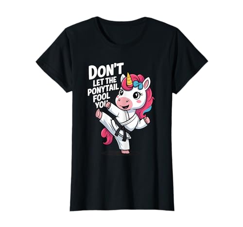 Lass Dich Nicht vom Pferdeschwanz täuschen Martial Arts Karate Girls T-Shirt Lass Dich Nicht vom Pferdeschwanz täuschen Martial Arts Karate Girls T-Shirt von Karate Lover Apparel