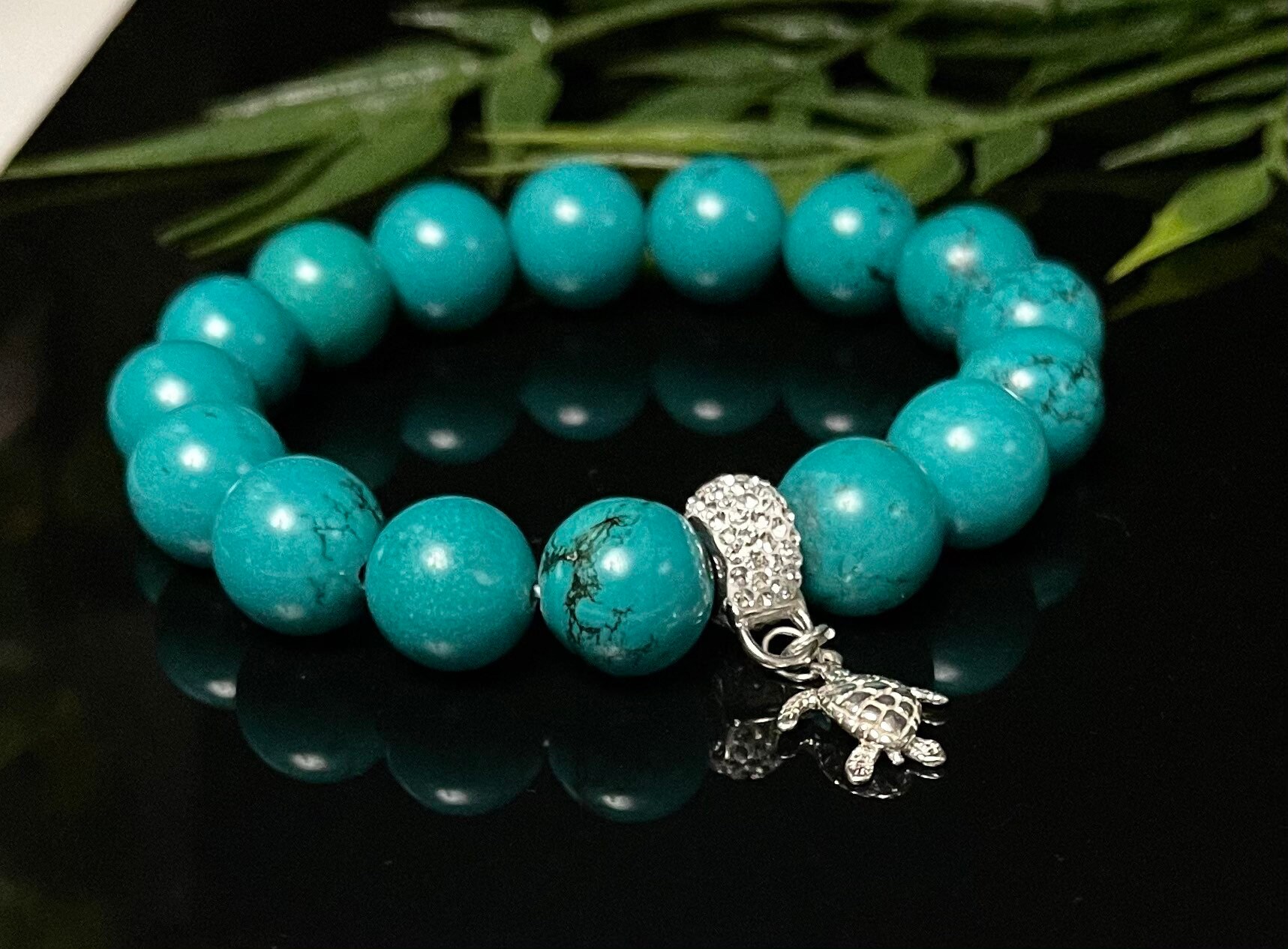 Niedliches Stretch Armband in Howlith Türkis Und Sterling Silber Glücksschildkröte Anhänger/Kubik Zirkonia/Geburtstag/Graduierung/Geschenk/Glück von KaratnCaratsJewelry