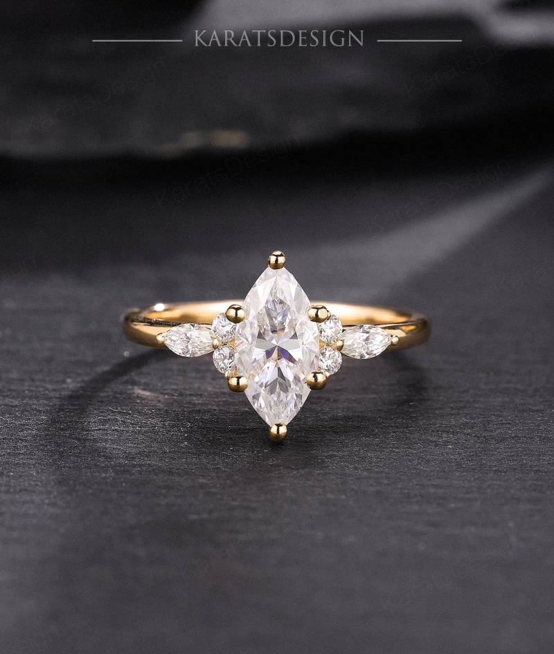 Vintage Marquise Cut Moissanite Verlobungsring Frauen Diamant Ehering Mit Seitenstein Zarter 14K Massivgold Versprechensring von KaratsDesign