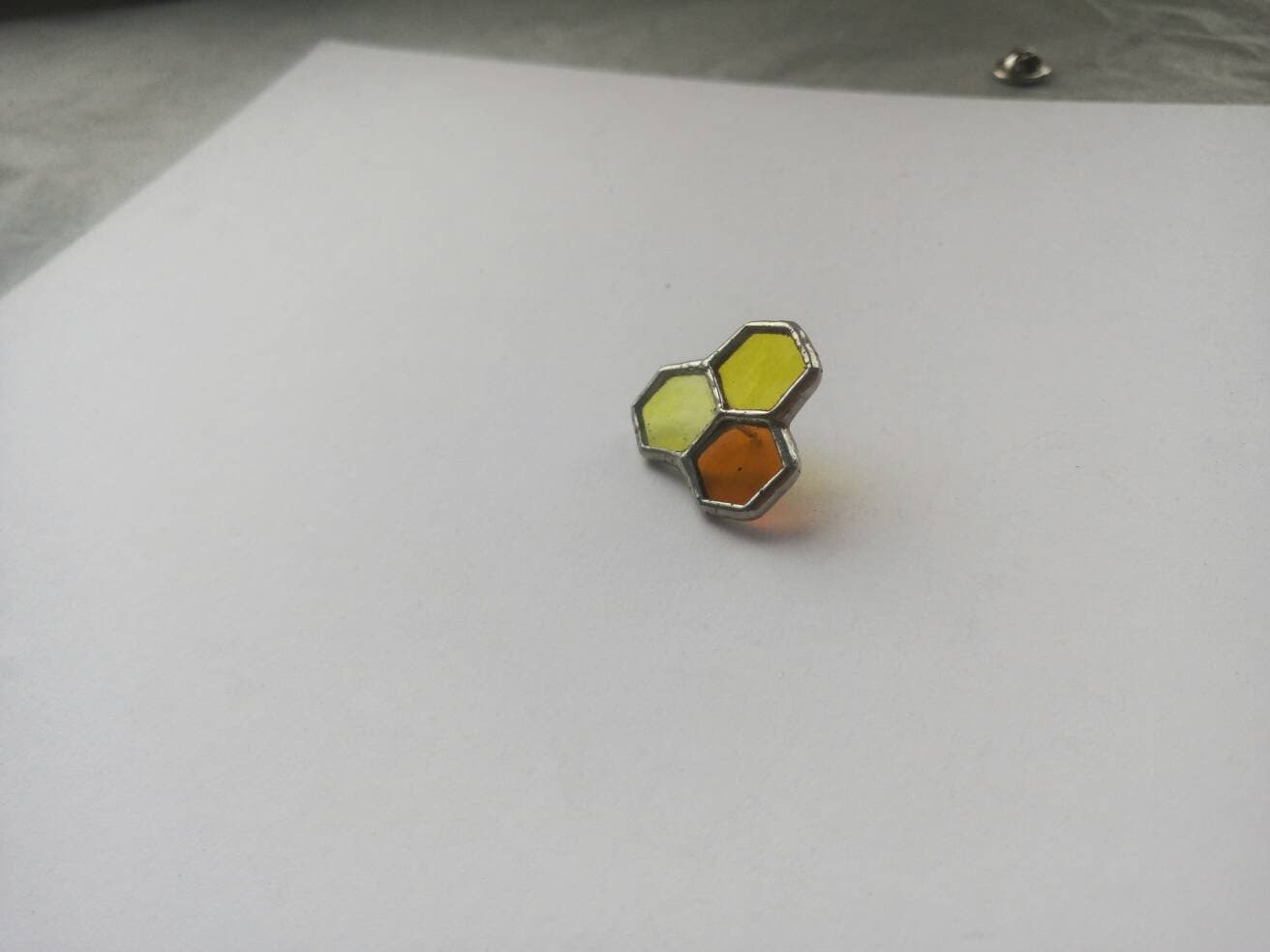 Buntglas-Bienenwabenbrosche - Naturliebhaberschmuck von KaravaevaGlassArt