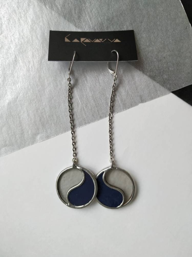 Yin Yang Baumeln Ohrringe Glasmalerei Lange Kettenohrringe von KaravaevaGlassArt