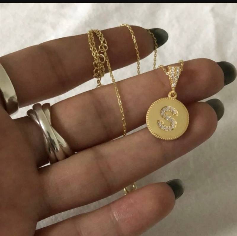 Personalisierte Kette Zirkonia Circle Buchstaben Halskette von Kardelenjewellry