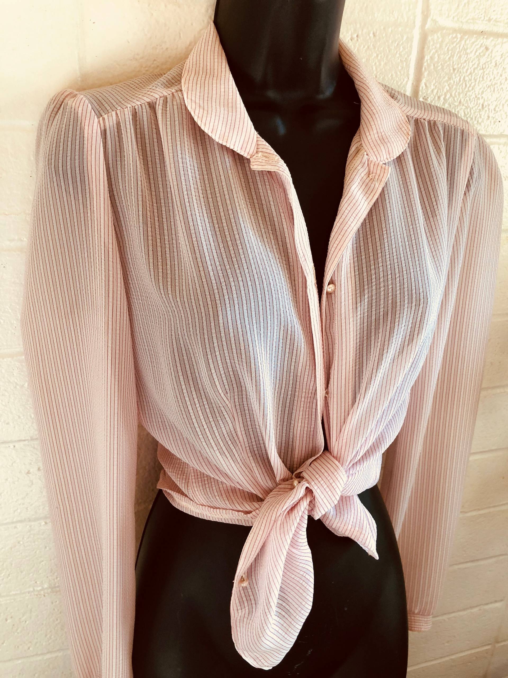 Pinkfarbene Nadelstreifen Bluse Semi-Transparent/Perlmuttknöpfe Ballonärmel Pinkfarbene Nadelstreifen Bluse Semi-Transparent/Perlmuttknöpfe Ballonärmel von KareenaSweetVintage