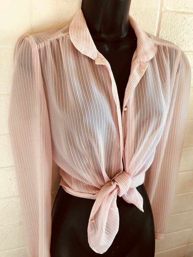 Pinkfarbene Nadelstreifen Bluse Semi-Transparent/Perlmuttknöpfe Ballonärmel von KareenaSweetVintage