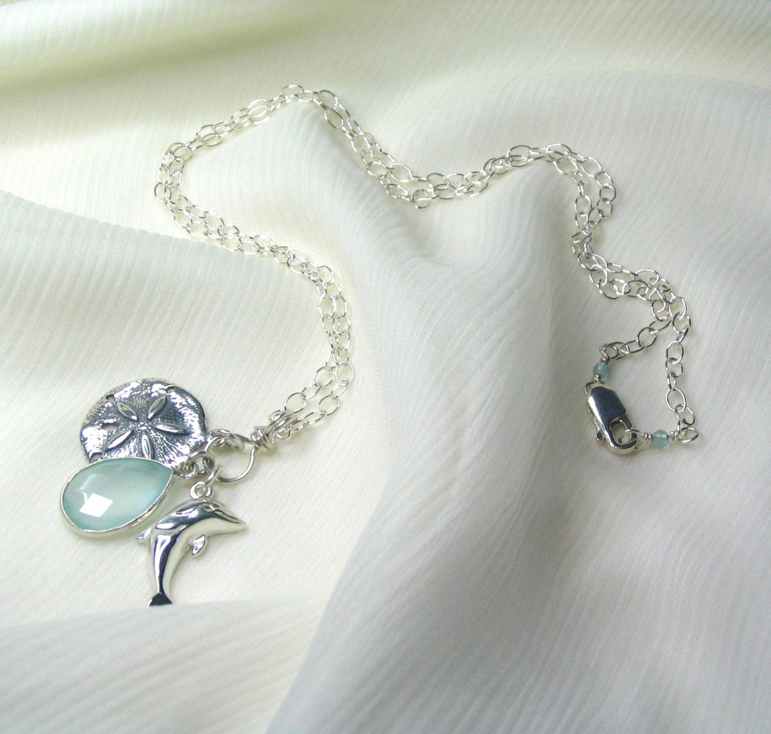 Aqua Chalcedon/Sterling Silber Apatit - Edelstein Strand Charm Halskette Delfin Sand Dollar, Anhänger Halskette, Karabiner, 45 cm Aqua Chalcedon/Sterling Silber Apatit - Edelstein Strand Charm Halskette Delfin Sand Dollar, Anhänger Halskette, Karabiner, 45 cm von KarenCooperJewelry