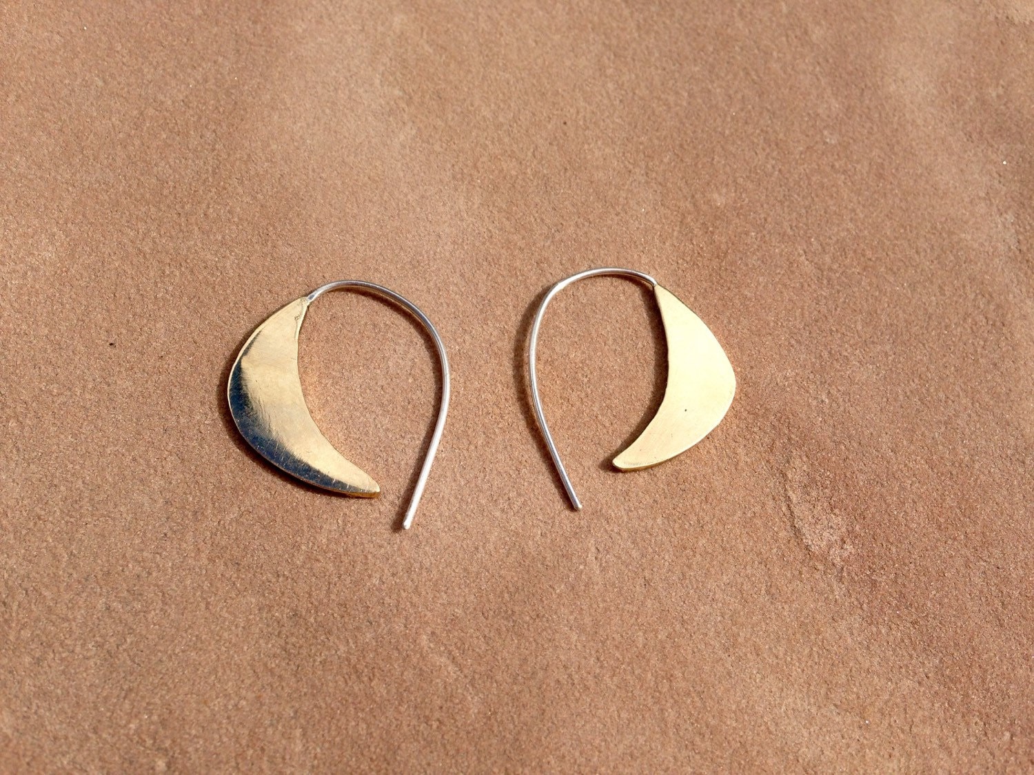 Kleine Mondsichel Ohrringe Kleine Mondsichel Ohrringe von KarenLutherJewelry